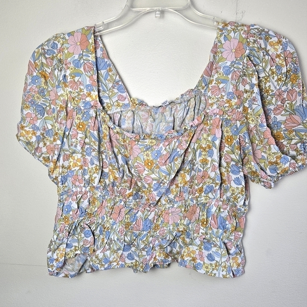 Cupcakes & Cashmere Cropped Floral Boho Peasant Top, Size Medium